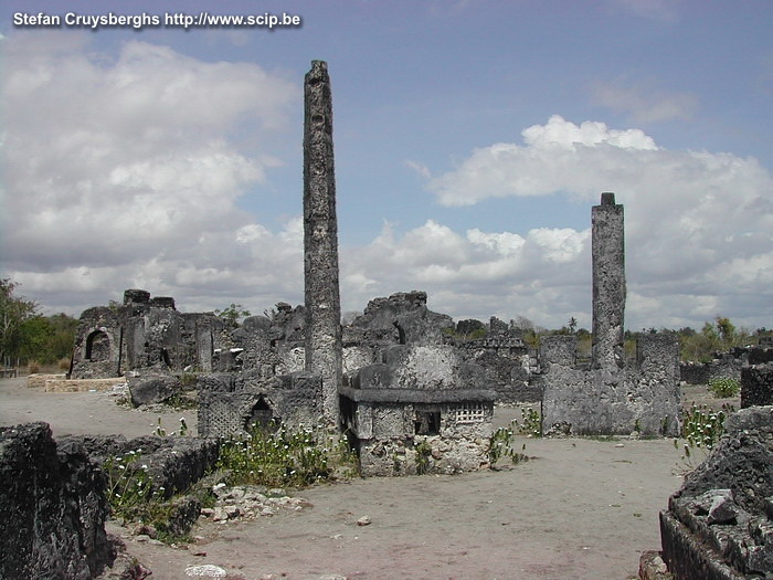 Bagamayo - Kaole ruïnes Bagamayo is een oude koloniale stad aan de oostkust van Tanzania. De koloniale gebouwen zijn allen verlaten en juist buiten het centrum liggen de oude Arabische Kaole ruïnes. Stefan Cruysberghs